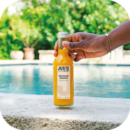 Bouteille en verre de nectar de mangue de couleur orange 25 cl de face main piscine jardin -  Juste le Choix du Fruit