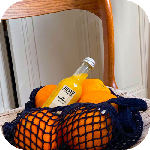 Bouteille en verre de jus d'orange de couleur orange 25 cl couchée dans  panier chaise -  Juste le Choix du Fruit