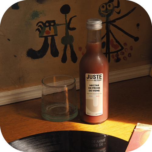 Bouteille en verre de nectar de pêche de vigne de couleur bordeaux 25cl de face vinyle verre -  Juste le Choix du Fruit
