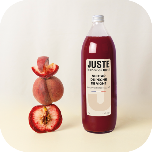 Bouteille en verre de nectar de pêche de vigne de couleur bordeaux 1L de face totem fruits -  Juste le Choix du Fruit