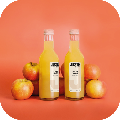 2 bouteilles en verre de jus de pomme de couleur jaune 25 cl de face fruits fond rouge -  Juste le Choix du Fruit