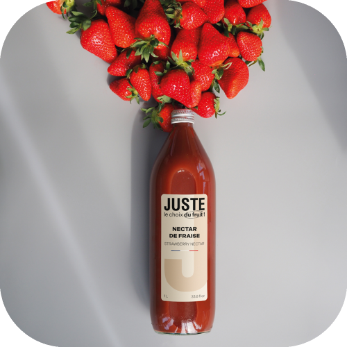 Bouteille en verre de nectar de fraise de couleur rouge 1L de face éclat de fraises -  Juste le Choix du Fruit