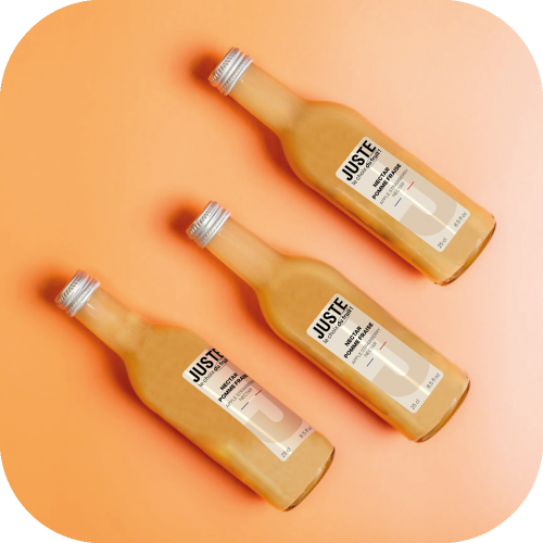 3 bouteilles en verre de nectar pomme fraise de couleur orange 25 cl de face fond orange -  Juste le Choix du Fruit