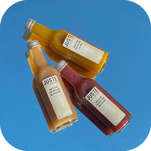 Bouteille en verre trio nectar de pêches blanche jaune de vigne 25 cl sur miroir ciel bleu -  Juste le Choix du Fruit