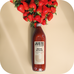 Bouteille en verre de nectar de fraise de couleur rouge 1L de face -  Juste le Choix du Fruit 2