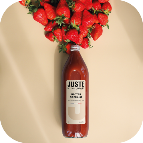 Bouteille en verre de nectar de fraise de couleur rouge 1L de face éclat de fraises -  Juste le Choix du Fruit
