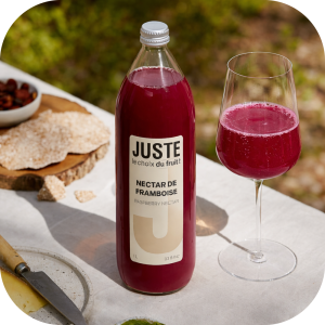 Bouteille en verre de nectar de framboise de couleur rouge rose fuchsia 1L de face -  Juste le Choix du Fruit 2
