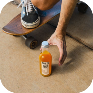 Bouteille en verre de nectar de pêche jaune de couleur orange jaune 25 cl de face -  Juste le Choix du Fruit 2