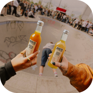 Bouteille en verre de jus de raisin blanc de couleur jaune 25 cl de face -  Juste le Choix du Fruit 2